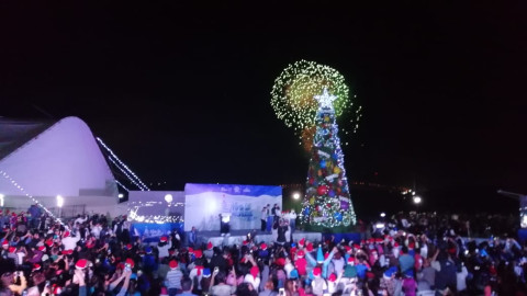 Encienden pino y viven la Navidad en Tampico
