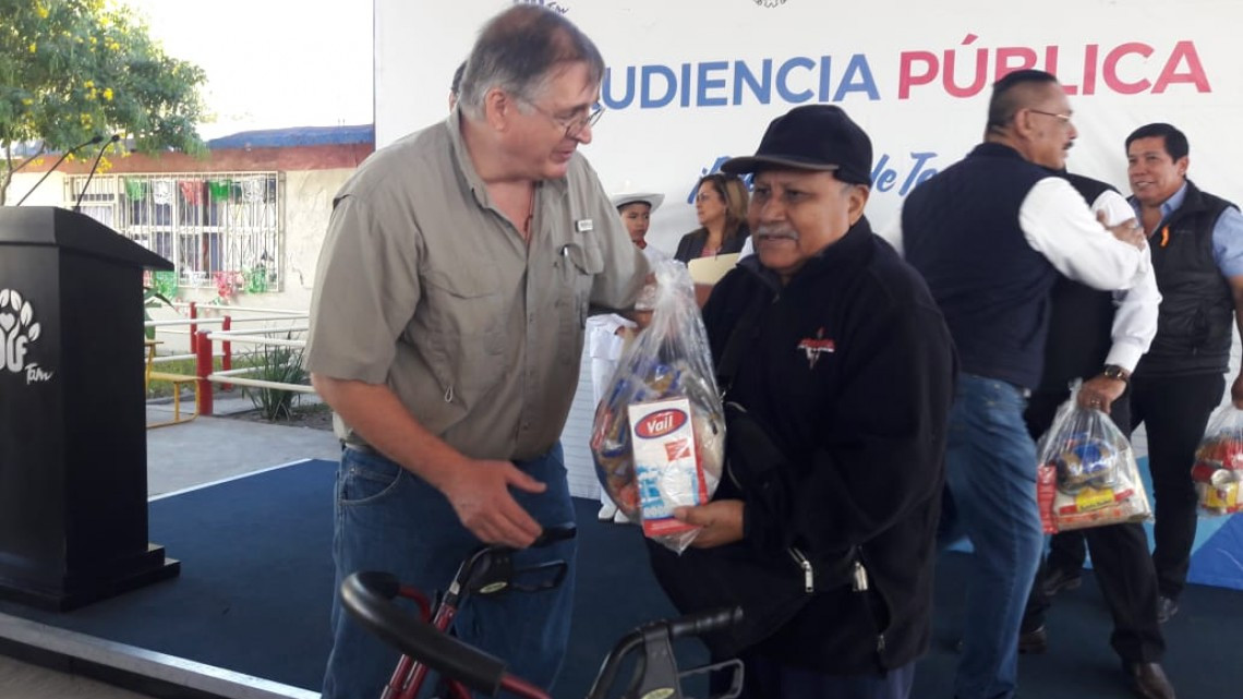 Benefician DIF y Ayuntamiento a familias de la colonia Carlos Cantú 