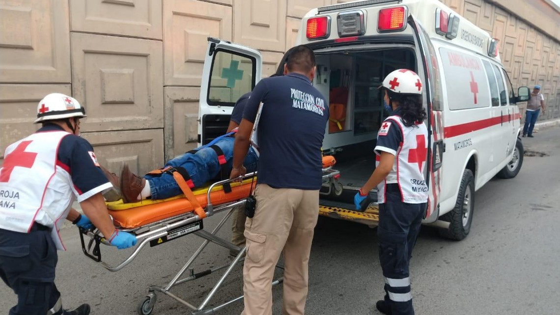Cae motociclista en alcantarilla y sale lesionado 