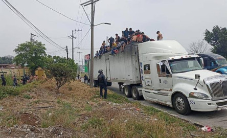 Encuentran a 310 migrantes que viajaban hacinados en caja de tráiler en Veracruz 