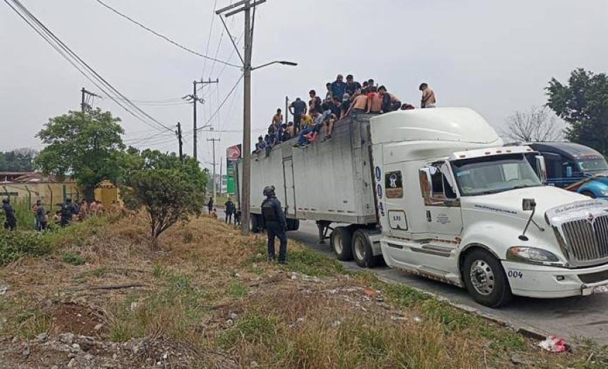 Encuentran a 310 migrantes que viajaban hacinados en caja de tráiler en Veracruz 