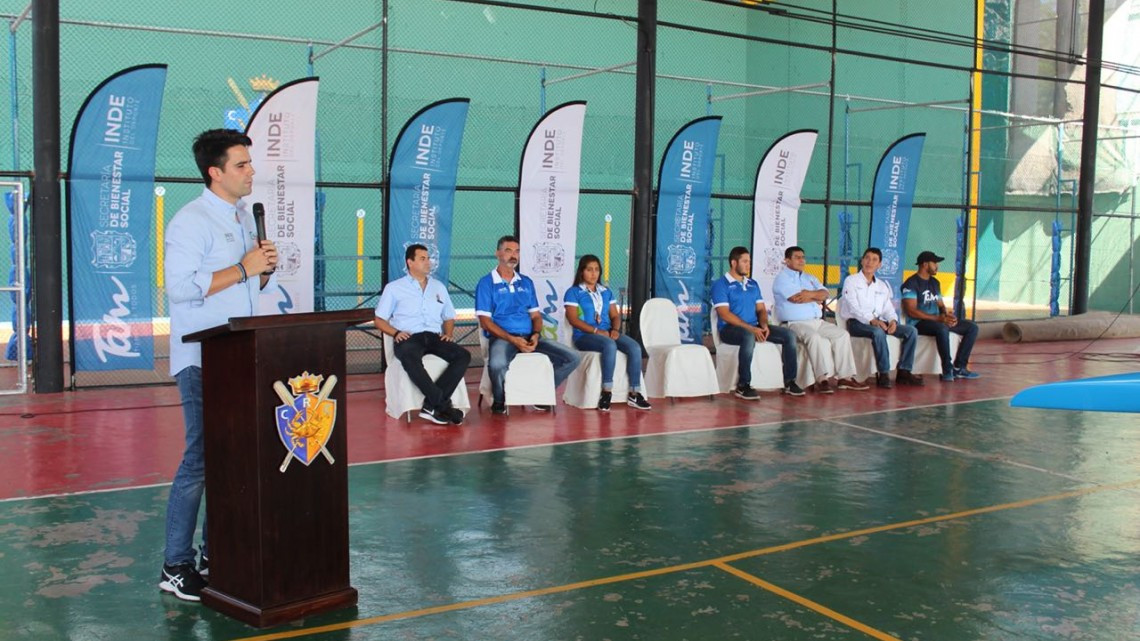 Recibe selección de canotaje equipamiento deportivo