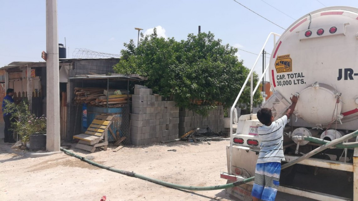 Pipas entregan agua en fraccionamientos y ejidos