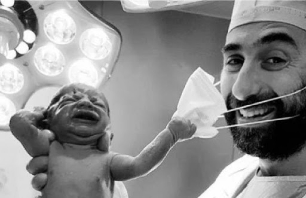 Bebé recién nacido 'quita' cubrebocas a médico