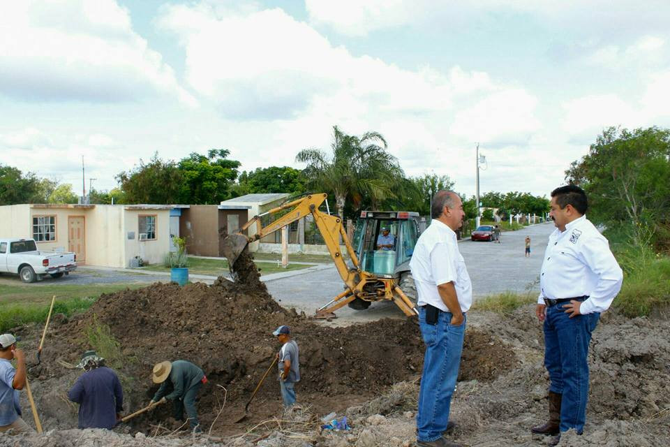 Alcalde supervisa trabajos de instalación de tubería