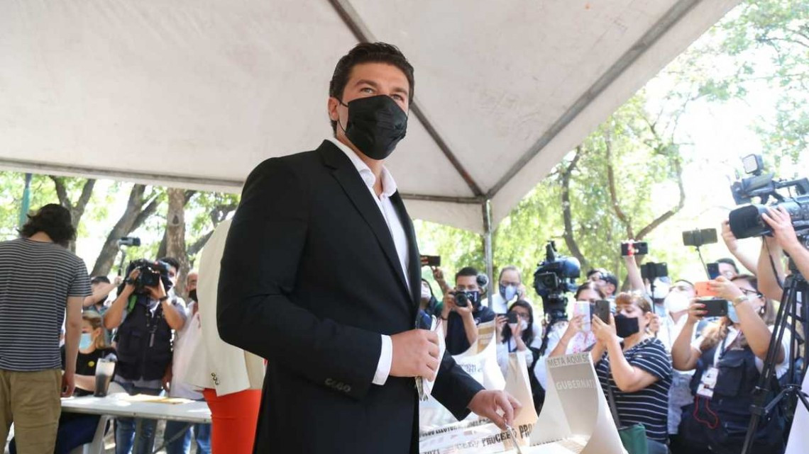 Acuden a votar candidatos a la gubernatura de Nuevo León