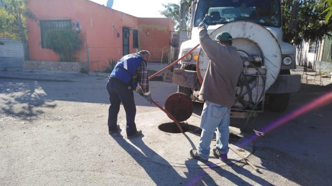 Comapa trabaja con equipo vactor
