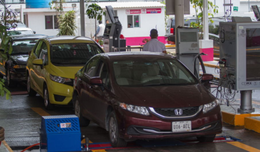 Frenará  AMLO NOM 236 para verificación de autos