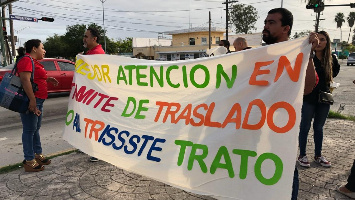 Se manifiestan maestros afuera del ISSSTE Matamoros 