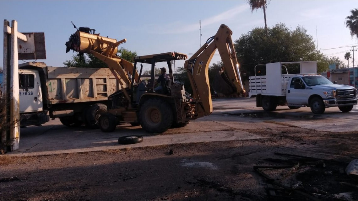 Retiran cuadrillas escombro derivado de un incendio