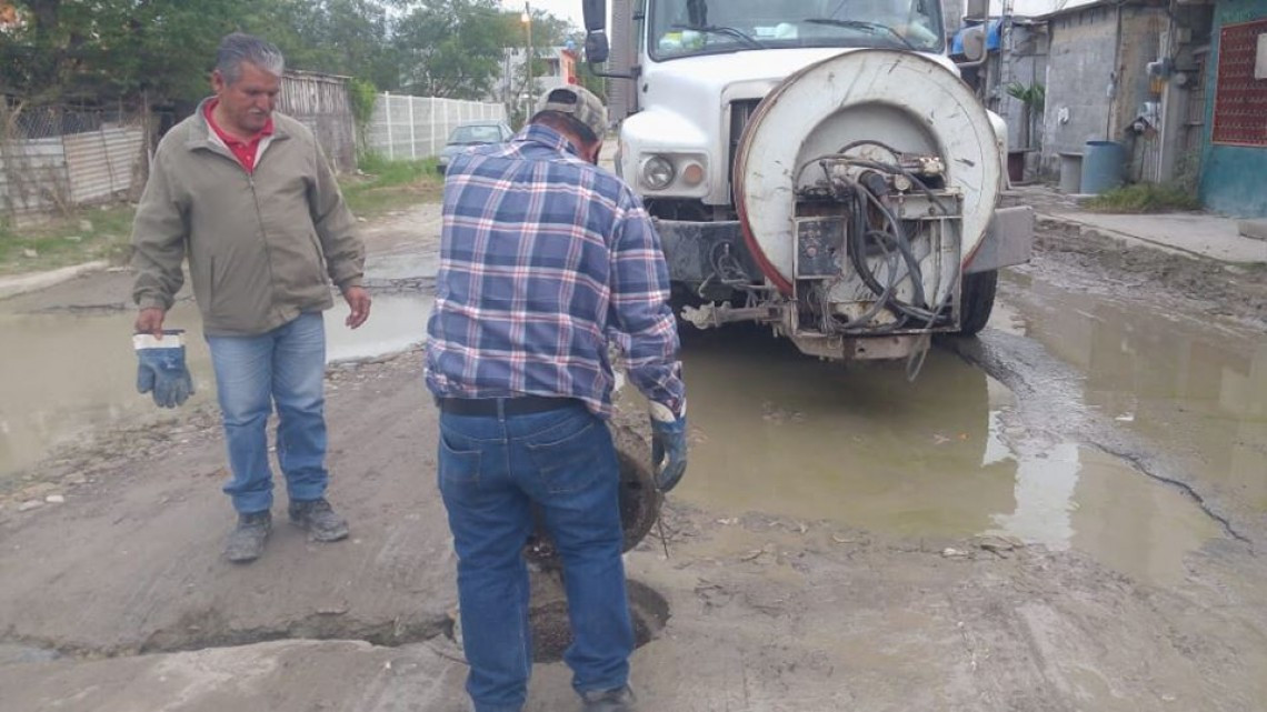 Comapa trabaja con equipo vactor