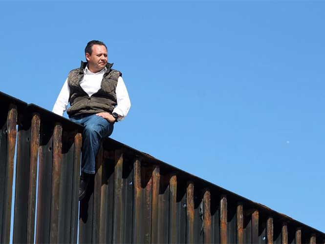Diputado del PRI escala el muro fronterizo en Tijuana