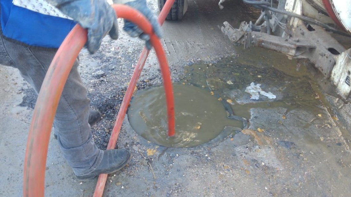 Comapa trabaja con equipo vactor