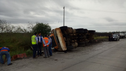 Otra volcadura en el llamado "puente el roto"