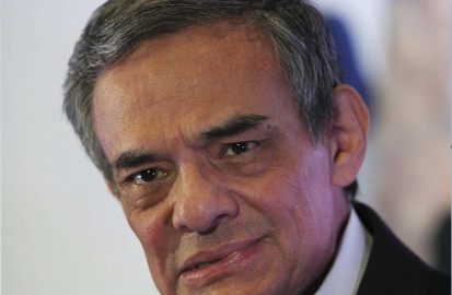 Hospitalizan nuevamente a José José