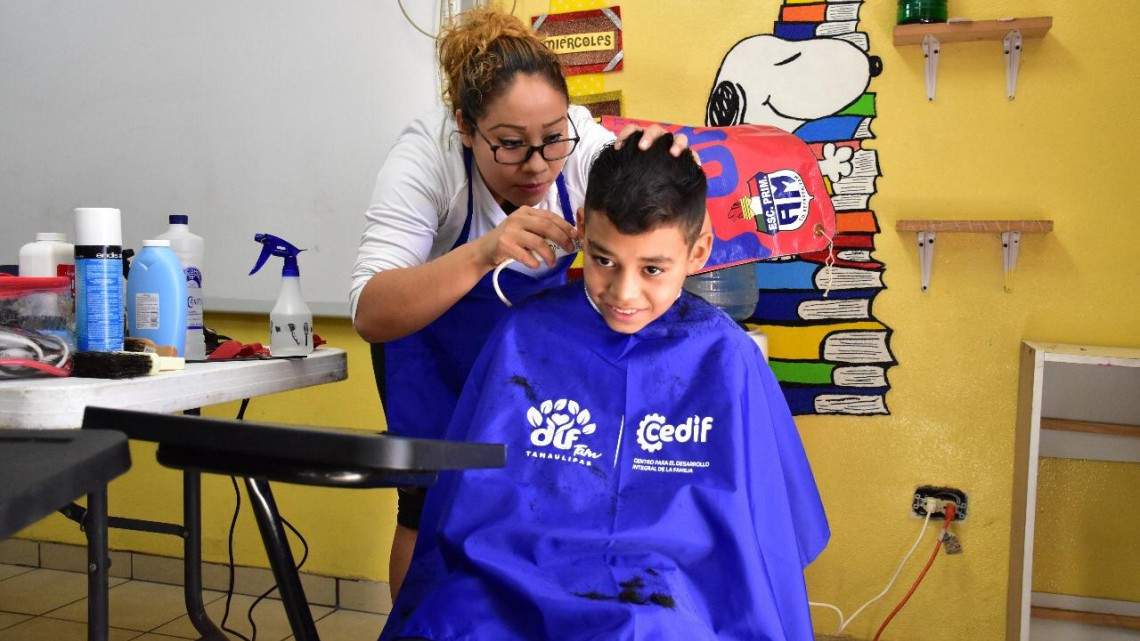 Benefician DIF y Ayuntamiento a familias de la colonia Carlos Cantú 