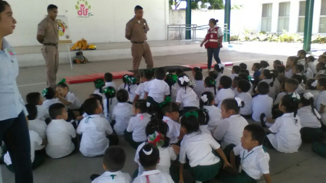“Bomberito por un día” instruye a niños a reaccionar en caso de una emergencia