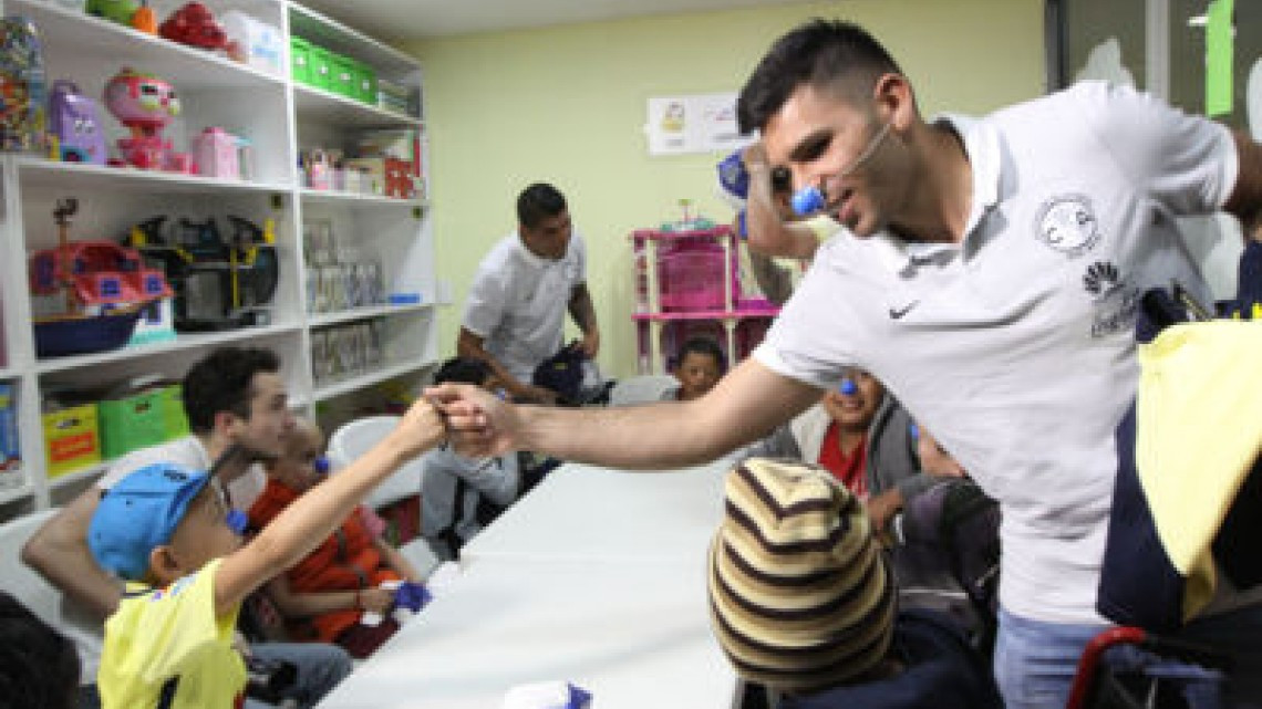 Club América visita a niños con cancer 