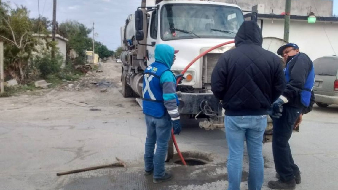 Comapa trabaja con equipo vactor