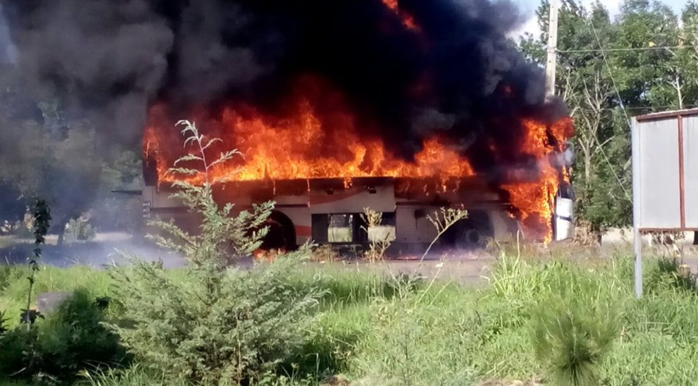Se enfrentan normalistas con Policía de Michoacán, un herido