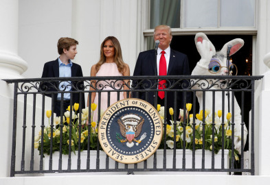 Trump es regañado discretamente por su esposa 