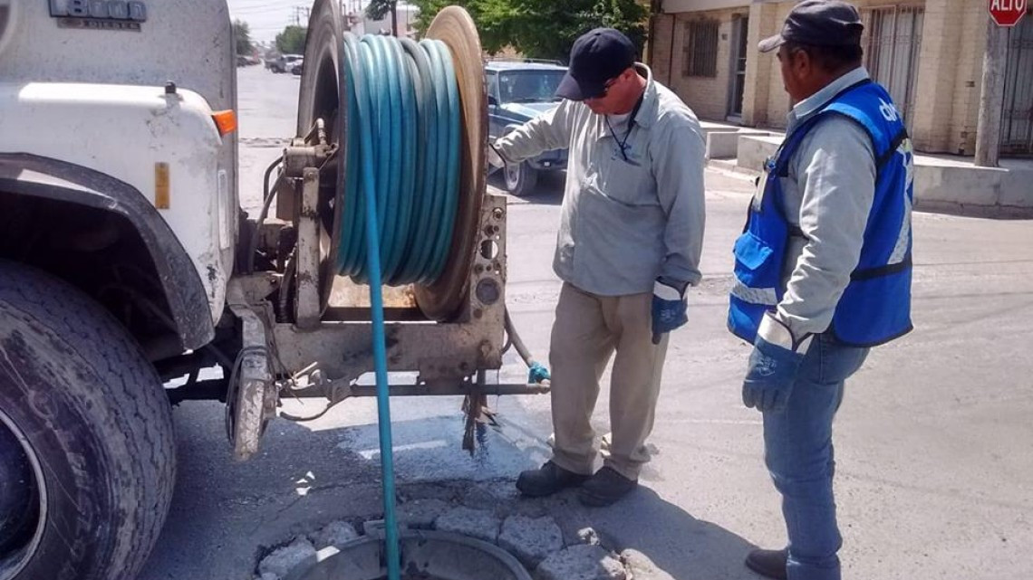 Comapa trabaja con equipo vactor