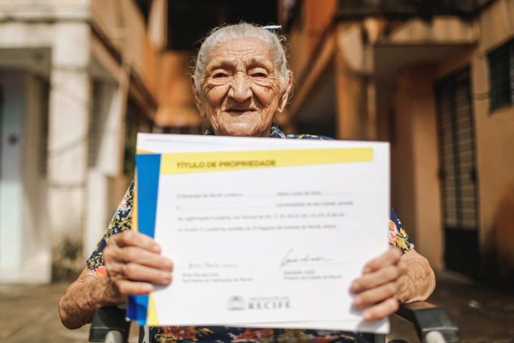 Mujer de 114 años celebra haber comprado su propia casa 