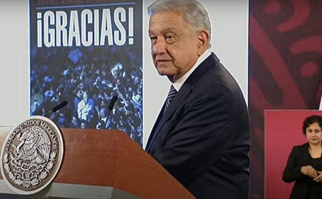 AMLO revela portada de su libro titulado "¡Gracias!"
