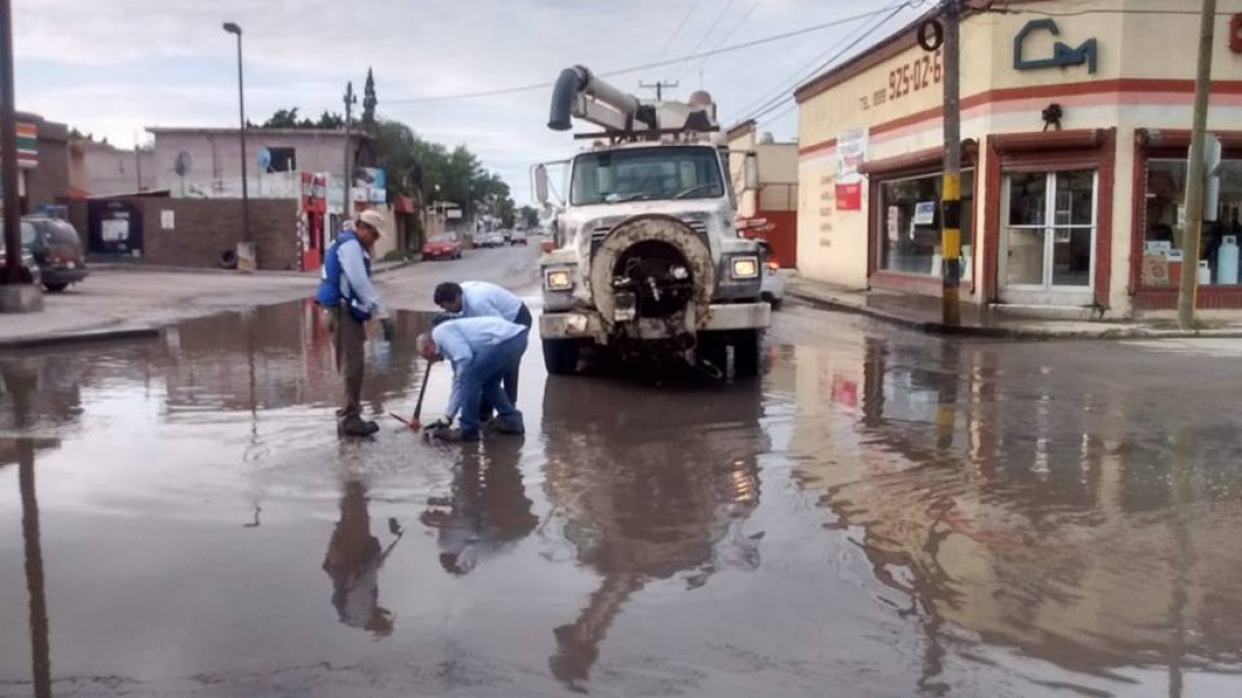 Comapa trabaja con equipo vactor
