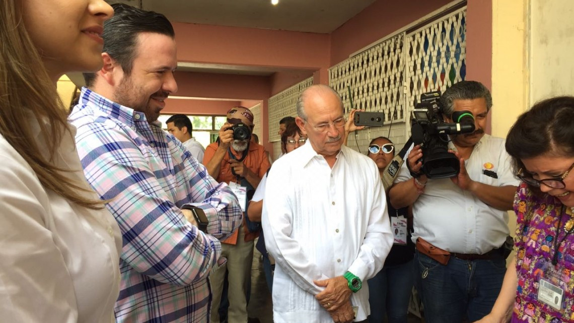 Chuchín acude a las urnas electorales acompañado de su familia 