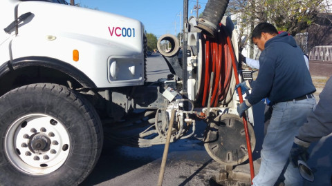 Dan mantenimiento a línea general de drenaje en La Petrolera