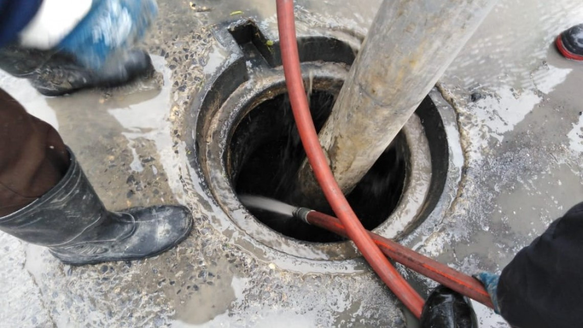 En función línea general de drenaje sanitario en colonia Independencia