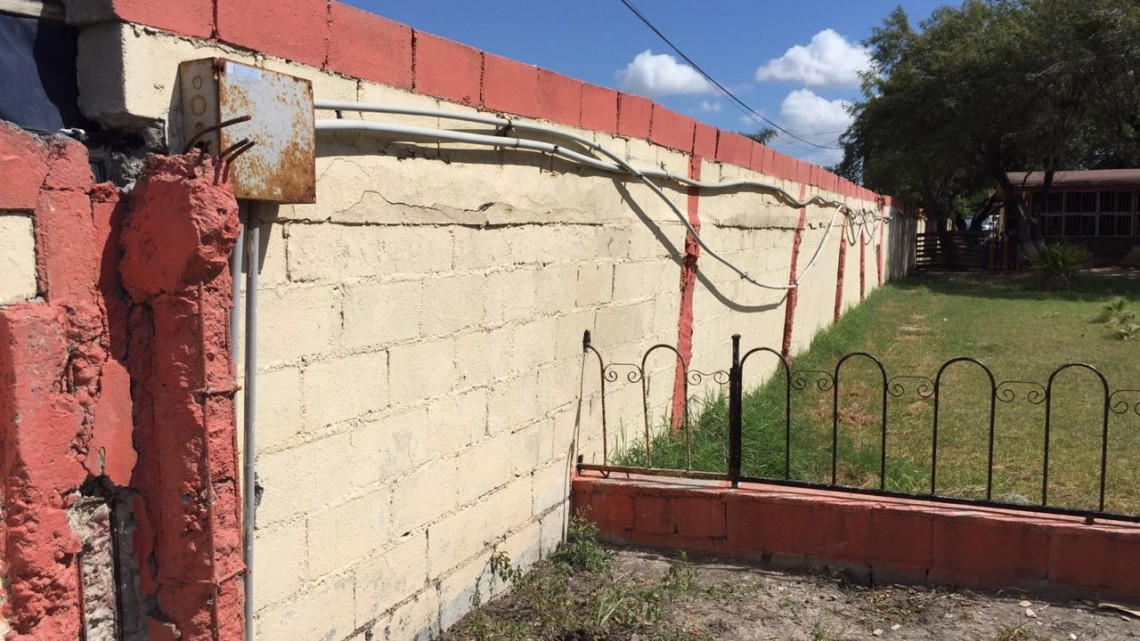 En riesgo alumnos de primaria por barda a punto de colapsar