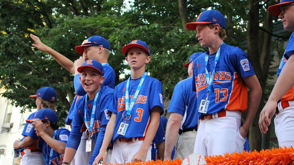 Equipos desfilan previo al arranque de la Serie Mundial LL