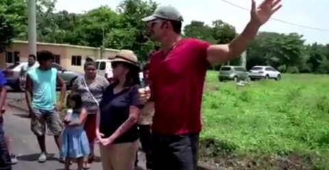 Arjona visita a damnificados por erupción de volcán en Guatemala