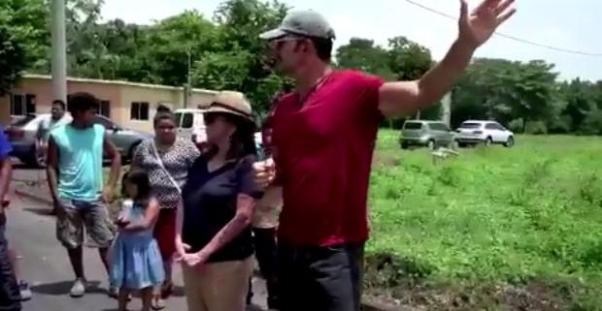 Arjona visita a damnificados por erupción de volcán en Guatemala