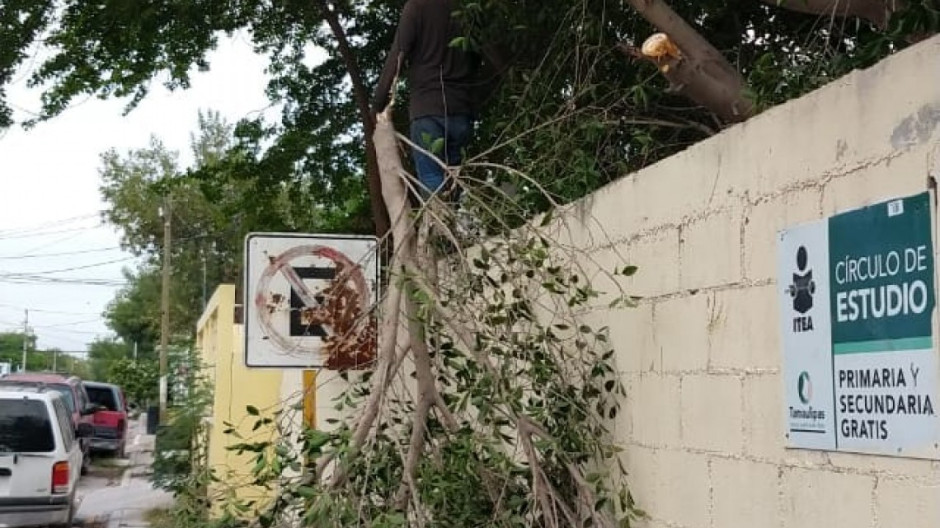 Atiende Gobierno de Maki limpieza de escuela pública