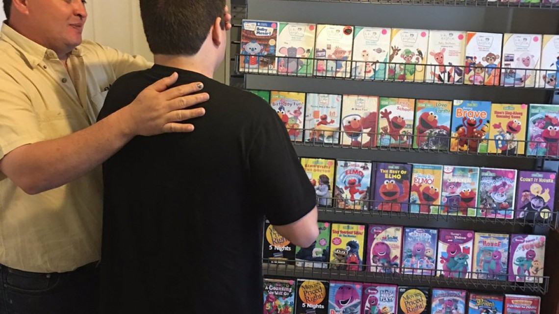 Padres recrean tienda de Blockbuster para su hijo con autismo