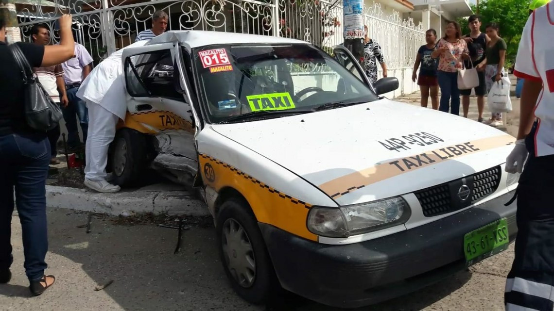 Taxista se pasa alto choca y mata a pasajera