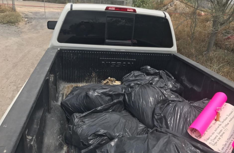 Encuentran camioneta abandonada con restos humanos