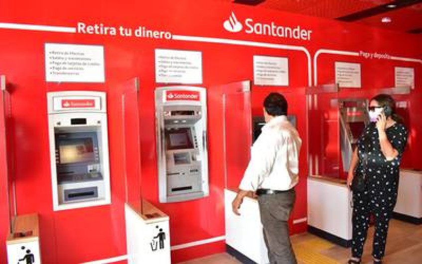 Reportan fallas en cajeros automáticos de Banco Santander