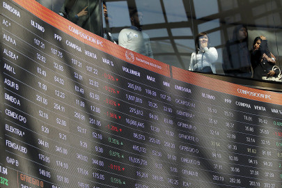 Dólar en el AICM en 18.78 pesos; BMV al alza