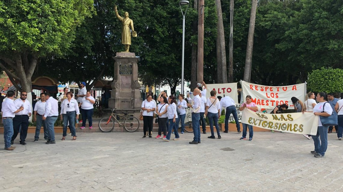Marchan maestros para exigir seguridad 