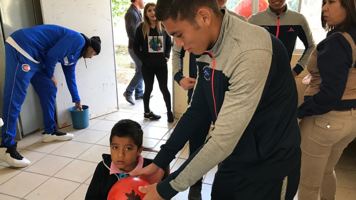 Dibujan sonrisas a pequeños