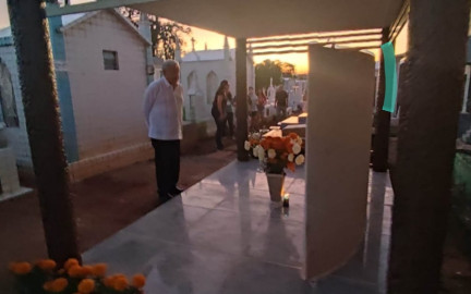 Andrés Manuel López Obrador visita la tumba de sus padres 