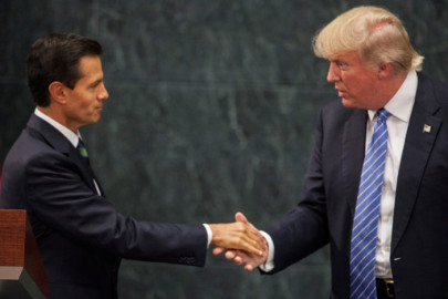 Dialogan vía telefónica EPN y Trump