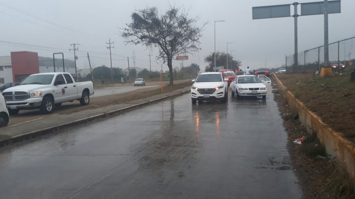 Llovizna genera choques múltiples en la zona sur