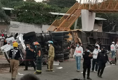 Se eleva a 55 los migrantes fallecidos tras volcadura de tráiler en carretera de Chiapas 
