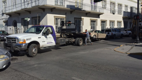 Continúan retirando vehículos mal estacionados 