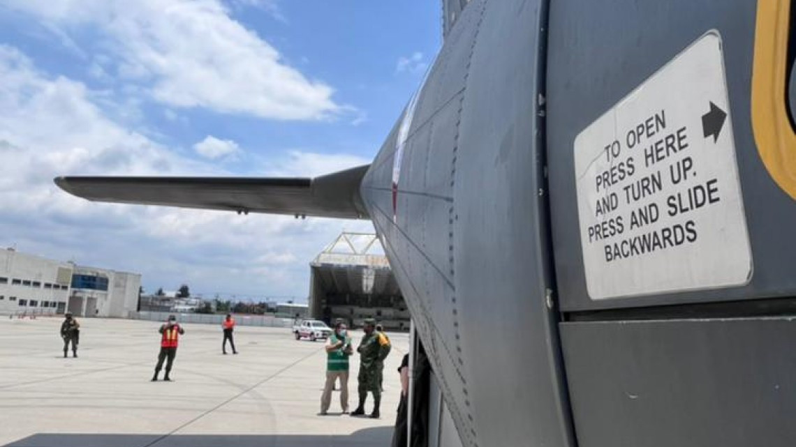 Llega tercer vuelo para repatriar cuerpos de víctimas de tráiler en San Antonio